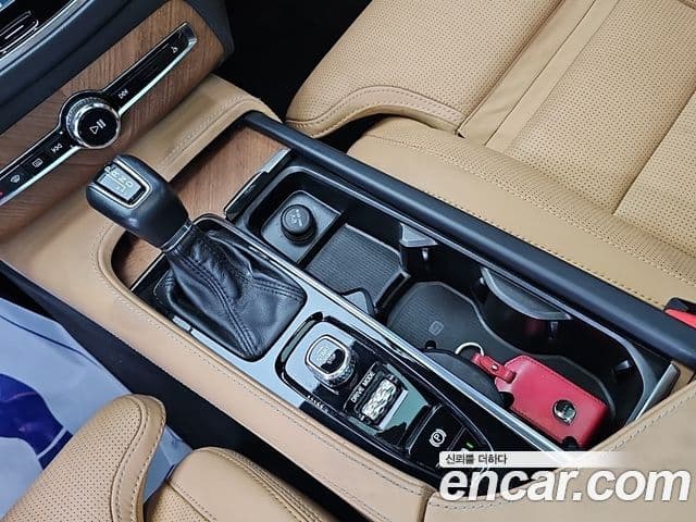 Volvo XC90 2018 — ფოტო 15/19