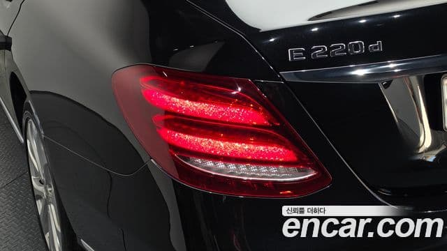 Mercedes-Benz E-Class 2019 — Şəkil 18/34
