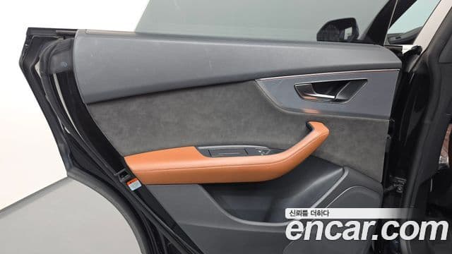 Audi Q8 2021 — Şəkil 32/35