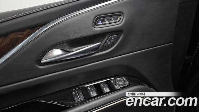 Cadillac Escalade 2021 — ფოტო 25/40
