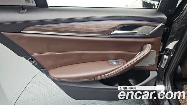 BMW 5 Series 2020 — Şəkil 12/35