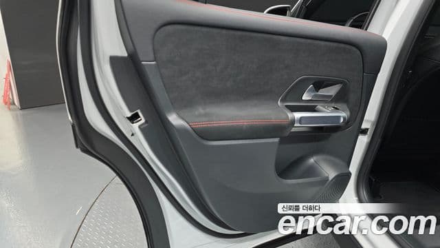 Mercedes-Benz GLB-Class 2023 — Photo 23/30