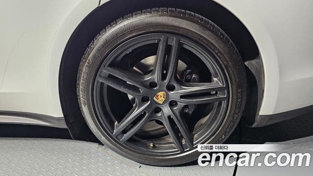 Porsche Panamera 2018 — ფოტო 31/37