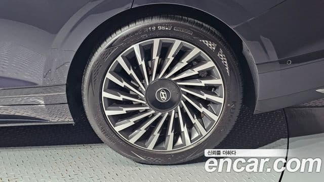 Hyundai Grandeur Hybrid 2023 — Photo 34/37