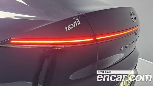 Hyundai Grandeur Hybrid 2023 — Photo 11/37
