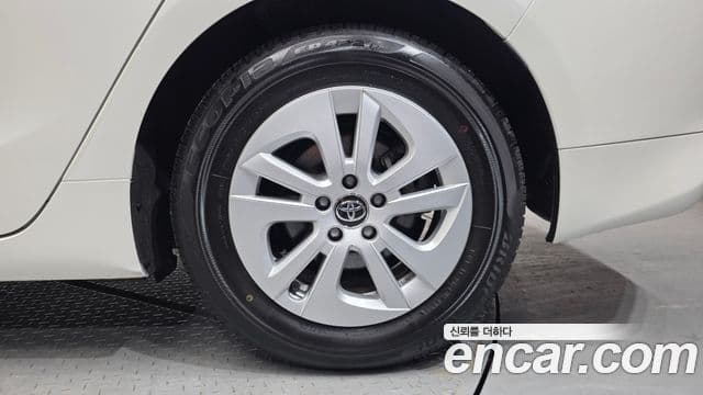 Toyota Prius 2018 — Photo 11/32
