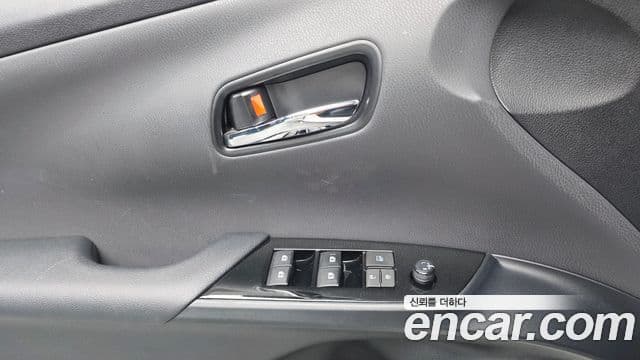 Toyota Prius 2018 — Photo 8/32
