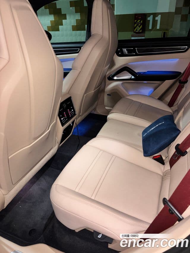 Porsche Cayenne 2022 — Photo 7/18