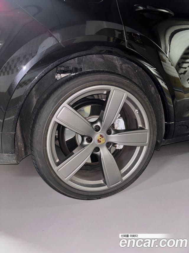 Porsche Cayenne 2022 — Photo 17/18