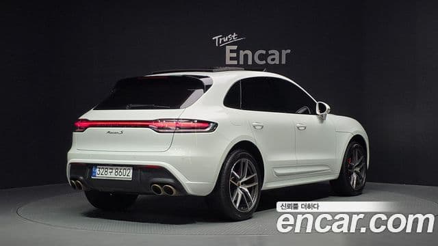 Porsche Macan 2022 — Фото 1/20