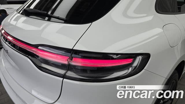 Porsche Macan 2022 — Photo 1/31