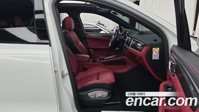 Porsche Macan 2022 — Photo 29/31