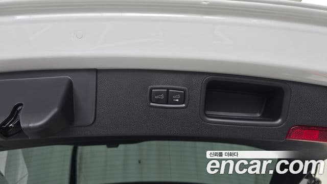 Porsche Macan 2022 — Photo 30/31