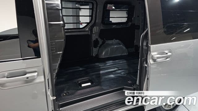 Hyundai Staria 2024 — Photo 17/31
