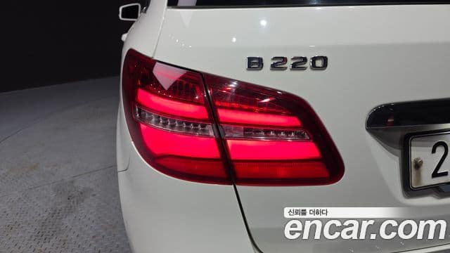 Mercedes-Benz B-Class 2018 — ფოტო 10/29