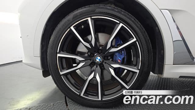 BMW X7 2020 — Photo 21/36