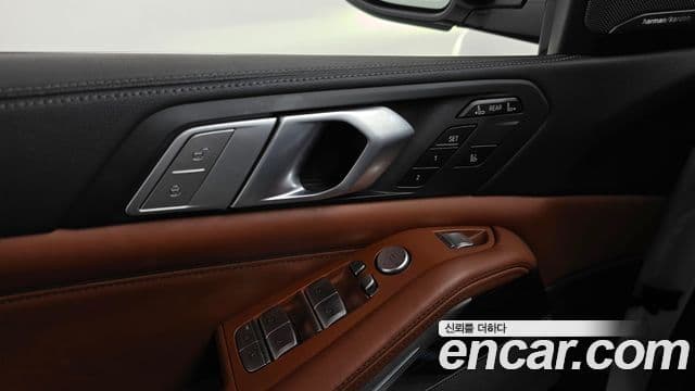 BMW X7 2020 — Photo 23/36