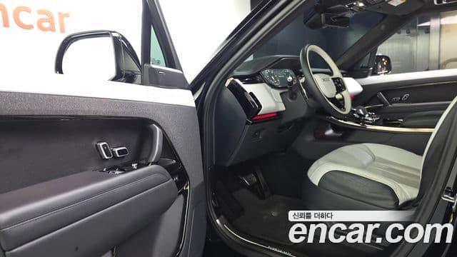 Land Rover Range Rover Sport 2023 — Photo 30/37