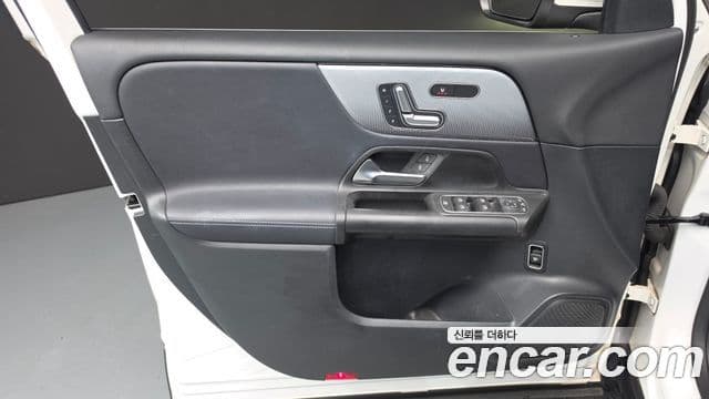 Mercedes-Benz GLB-Class 2021 — ფოტო 22/32