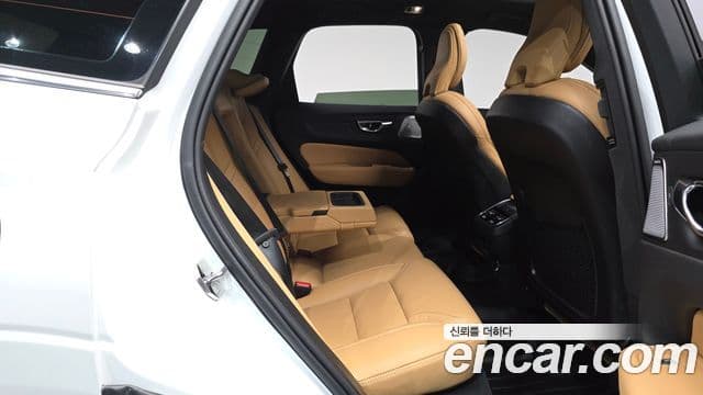 Volvo XC60 2020 — Фото 11/20