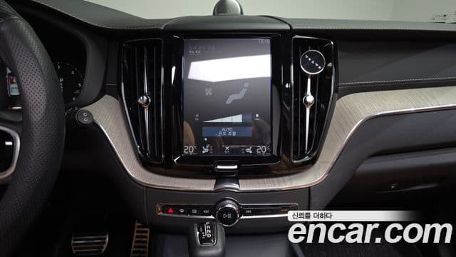 Volvo XC60 2020 — Фото 13/20