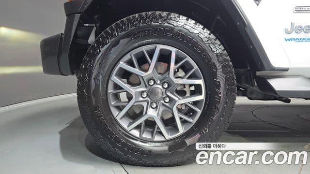 Jeep Wrangler 2021 — ფოტო 13/32