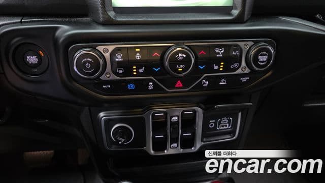 Jeep Wrangler 2021 — ფოტო 22/32