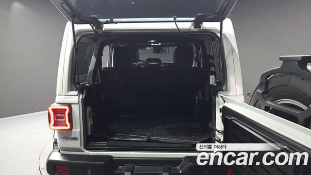 Jeep Wrangler 2021 — ფოტო 24/32