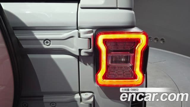 Jeep Wrangler 2021 — ფოტო 20/32