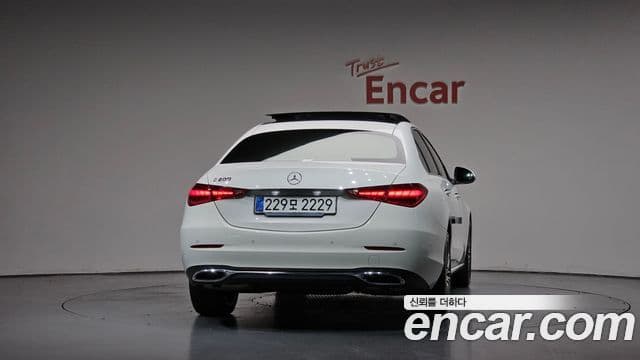 Mercedes-Benz C-Class 2025 — Photo 13/38