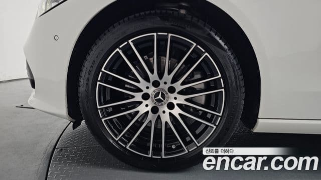Mercedes-Benz C-Class 2025 — Photo 8/38