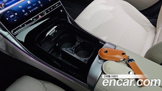 Mercedes-Benz C-Class 2025 — Photo 19/38