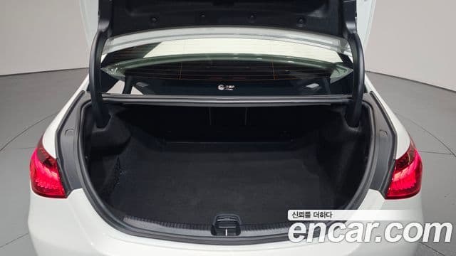 Mercedes-Benz C-Class 2025 — Photo 16/38