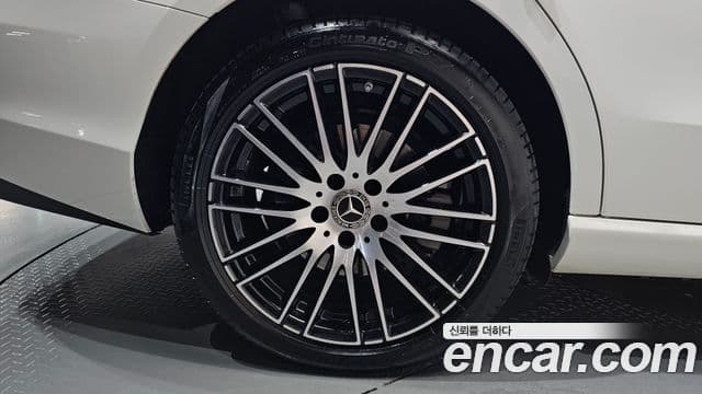 Mercedes-Benz C-Class 2025 — Photo 36/38