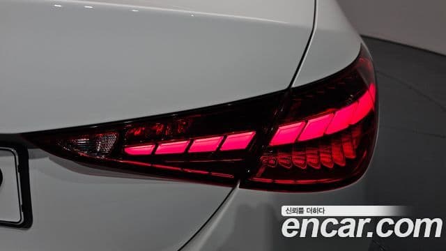 Mercedes-Benz C-Class 2025 — Photo 27/38