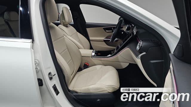 Mercedes-Benz C-Class 2025 — Photo 34/38