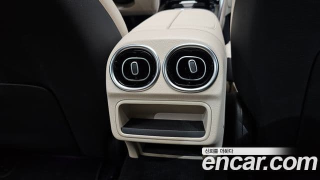 Mercedes-Benz C-Class 2025 — Photo 20/38