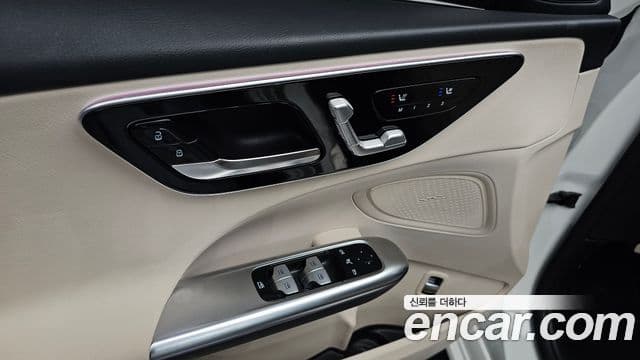 Mercedes-Benz C-Class 2025 — Photo 12/38