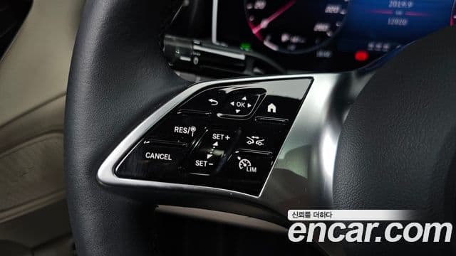 Mercedes-Benz C-Class 2025 — Photo 21/38