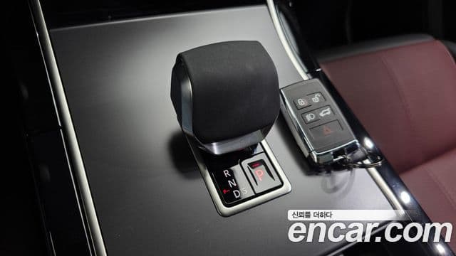 Land Rover Range Rover Velar 2025 — Photo 15/20