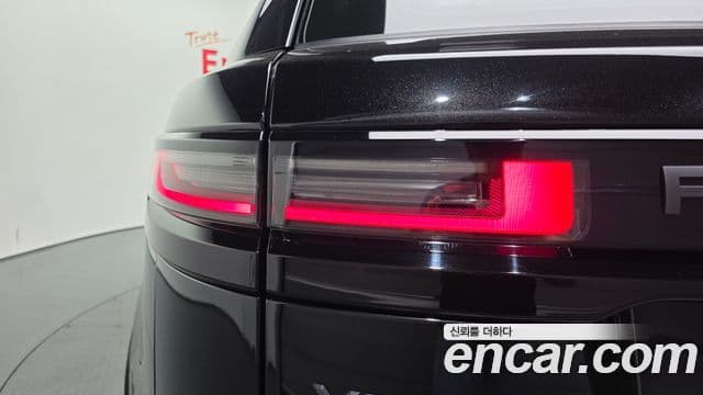 Land Rover Range Rover Velar 2025 — Photo 3/20