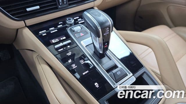 Porsche Cayenne 2019 — Photo 12/20