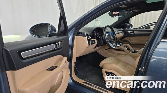 Porsche Cayenne 2019 — Photo 9/20