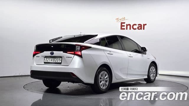 Toyota Prius 2021 — ფოტო 4/30