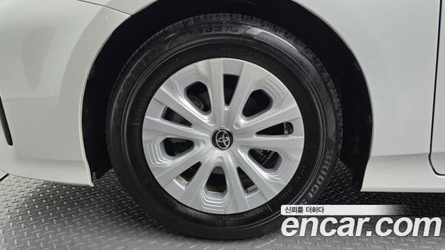 Toyota Prius 2021 — ფოტო 15/30