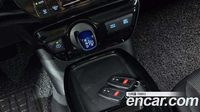 Toyota Prius 2021 — ფოტო 8/30