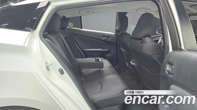 Toyota Prius 2021 — ფოტო 11/30