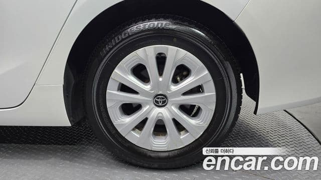 Toyota Prius 2021 — ფოტო 6/30
