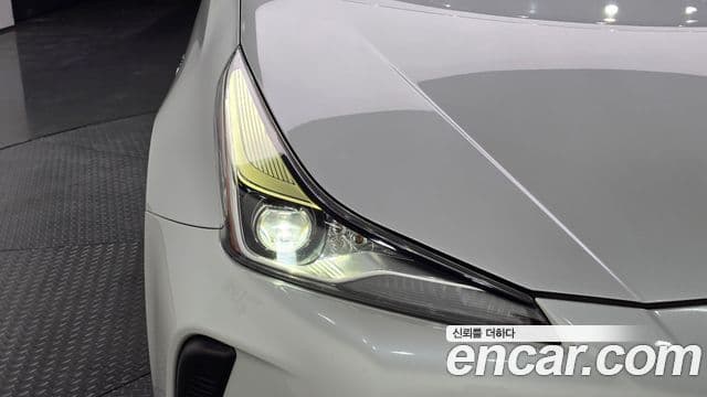 Toyota Prius 2021 — ფოტო 21/30