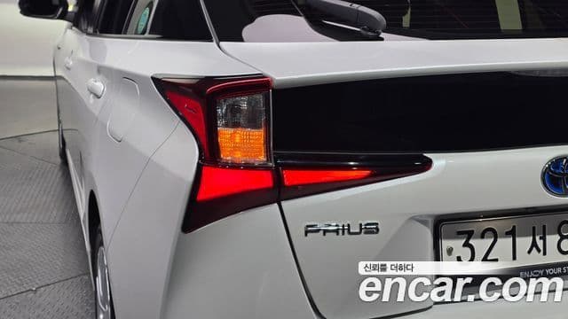 Toyota Prius 2021 — ფოტო 2/30